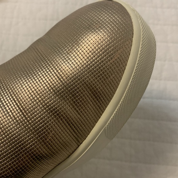 VINCE Blair perforated leather slip on shoes gold tone uppers white soles sz 7M - Picture 11 of 13